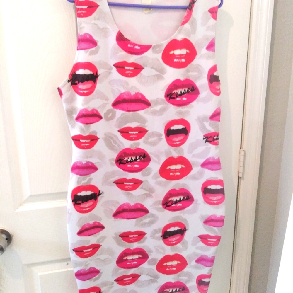 ChicShoppe sleeveless midi kisses dress. Red,pink and white. Size L.